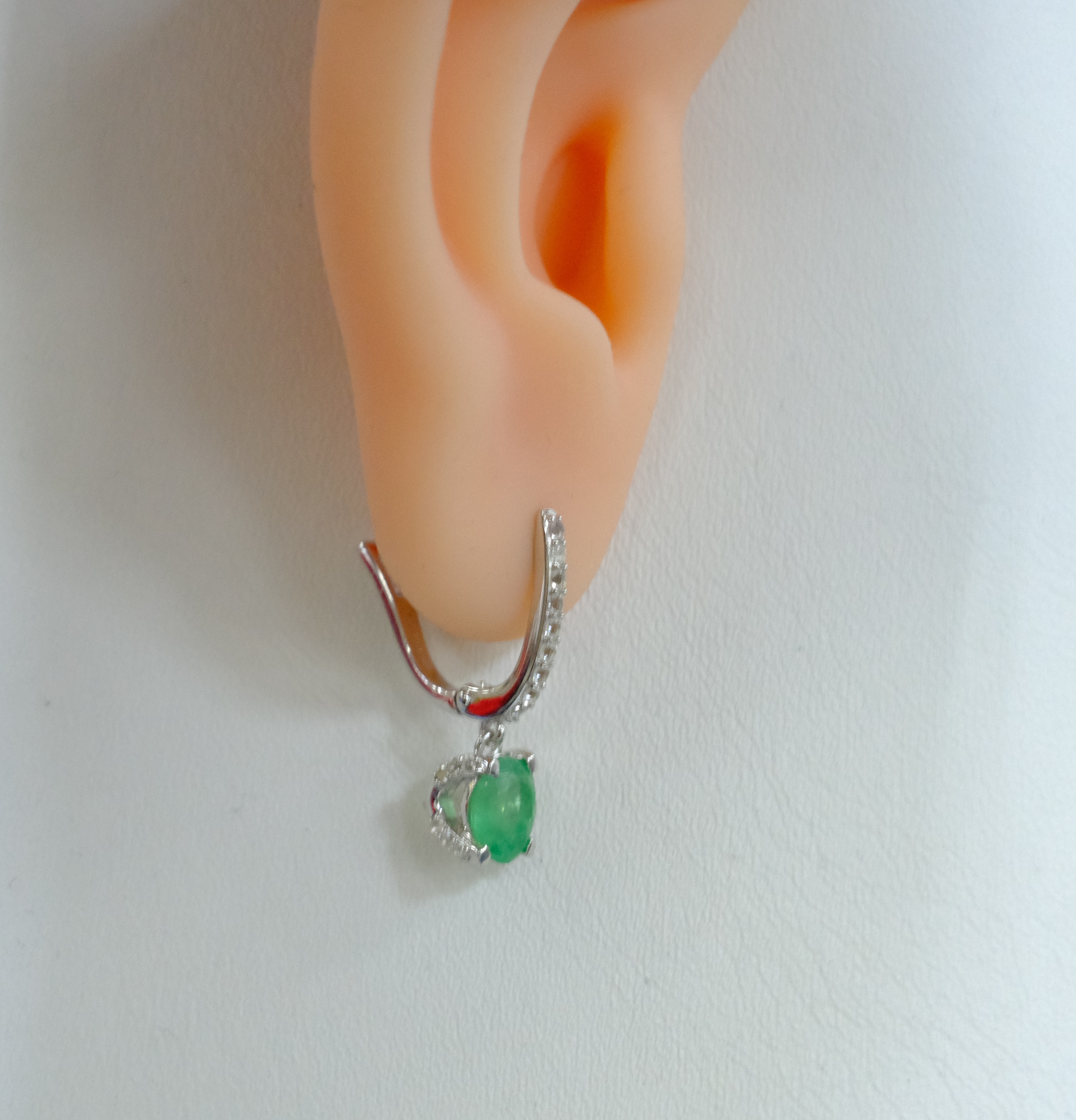 Серебряные серьги с изумрудами